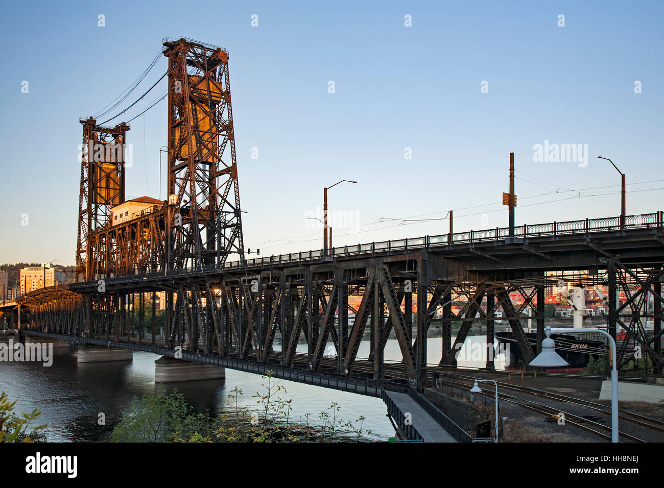 Ponte in acciaio e il fiume Willamette, Portland, Oregon, Stati Uniti d'America Foto Stock