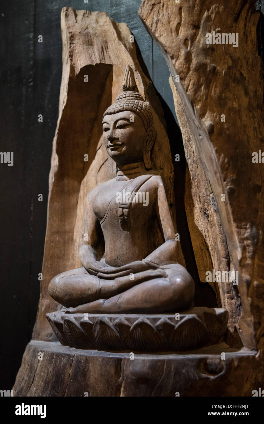 Xv secolo buddha tailandese scolpiti nel ramo di albero, si è incagliata nel tsunami, Marittima Nazionale Museo archeologico ospitato nella ex magazzino Olandese, Gal Foto Stock