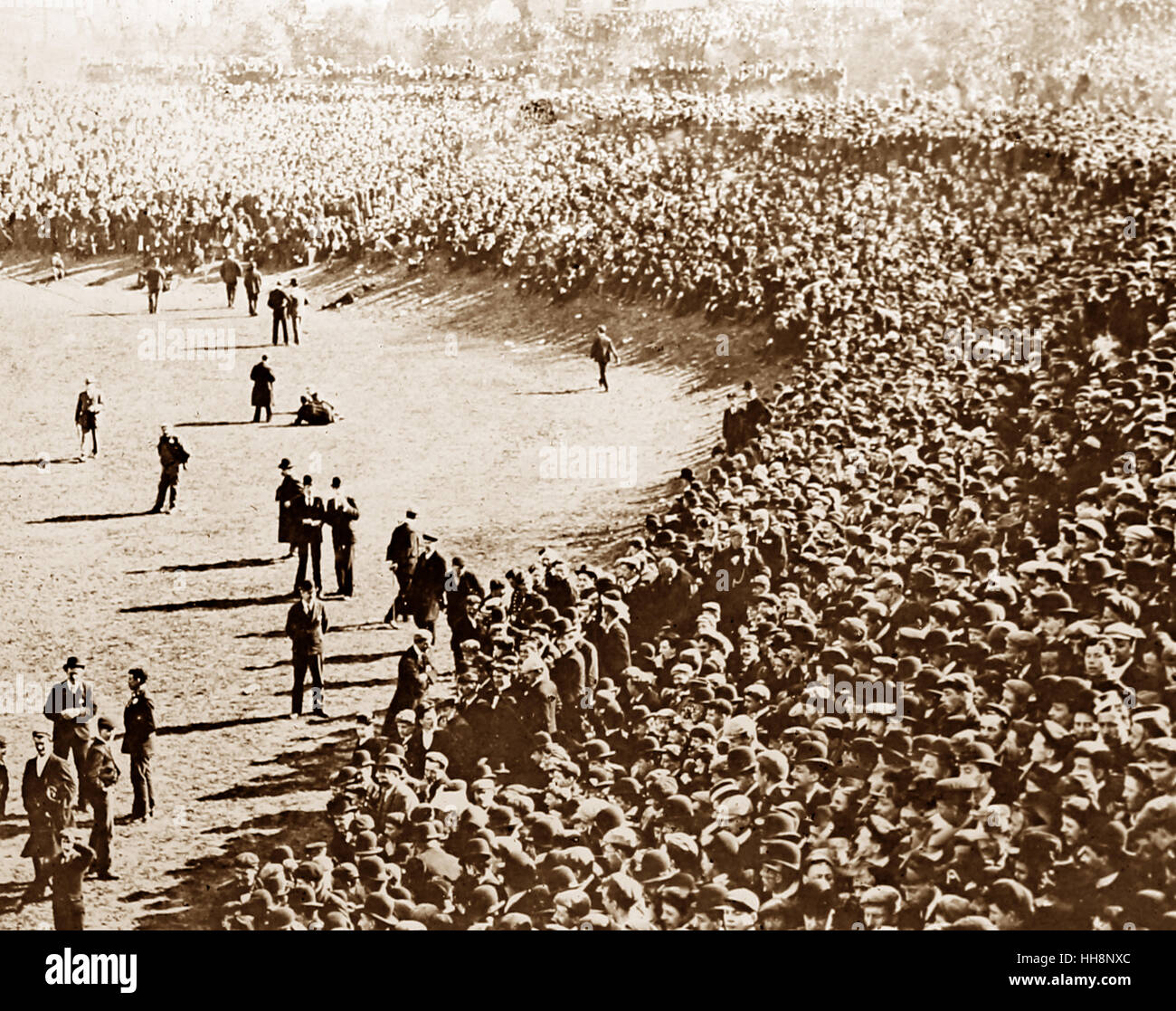 La folla in una partita di calcio - inizio novecento Foto Stock