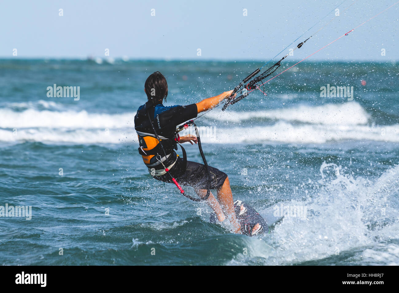 Il kitesurfing sul mare Adriatico in Italia Foto Stock