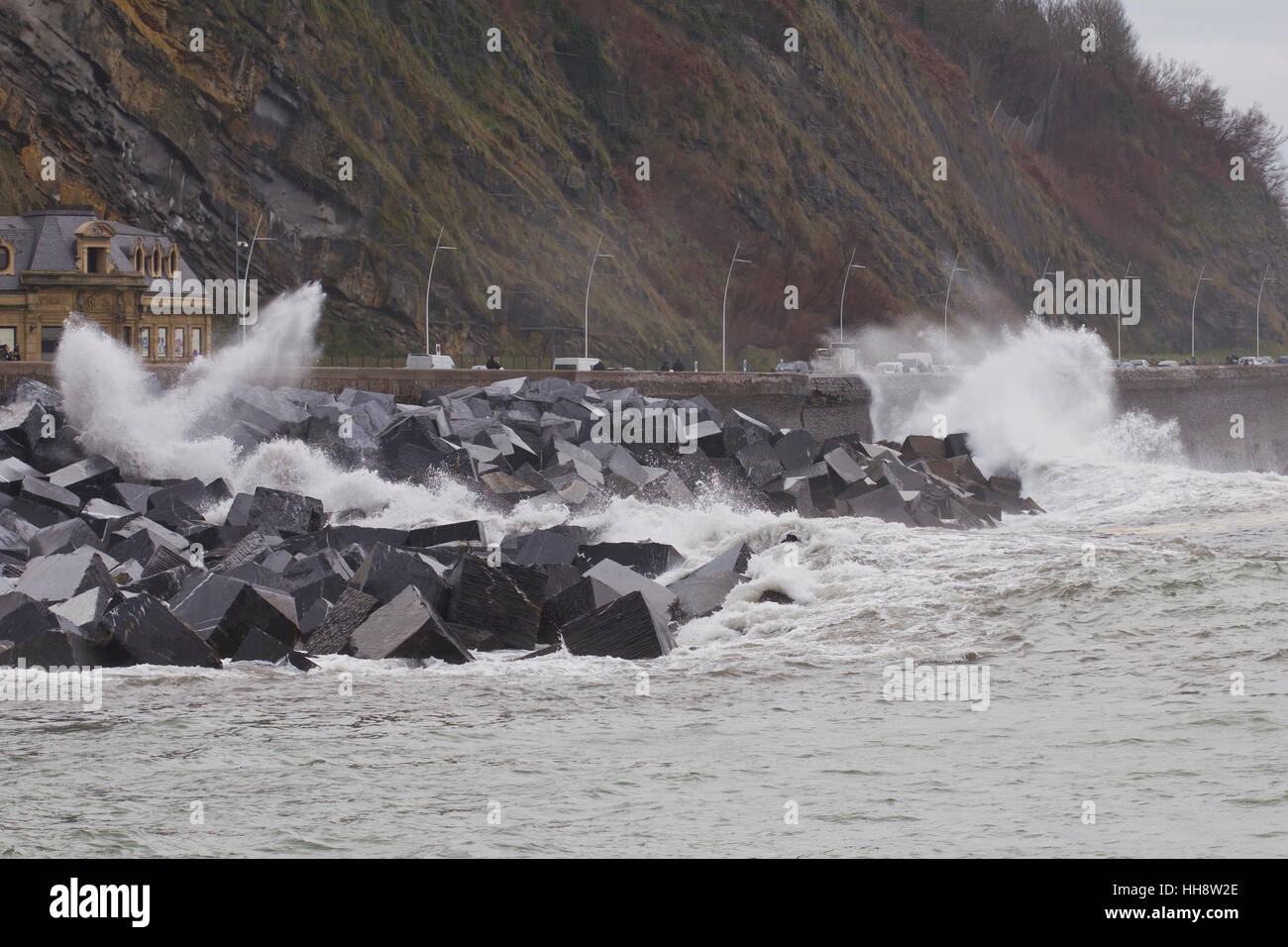 Onde che si infrangono nella struttura di frangionde il litorale di Donostia (Guipuzcoa, Paesi Baschi, Spagna). Foto Stock