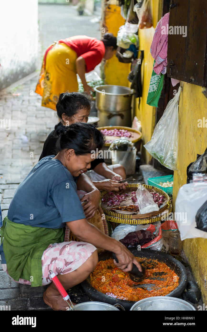 Le donne preparano il cibo sulla strada, Yogyakarta, Java, Indonesia Foto Stock