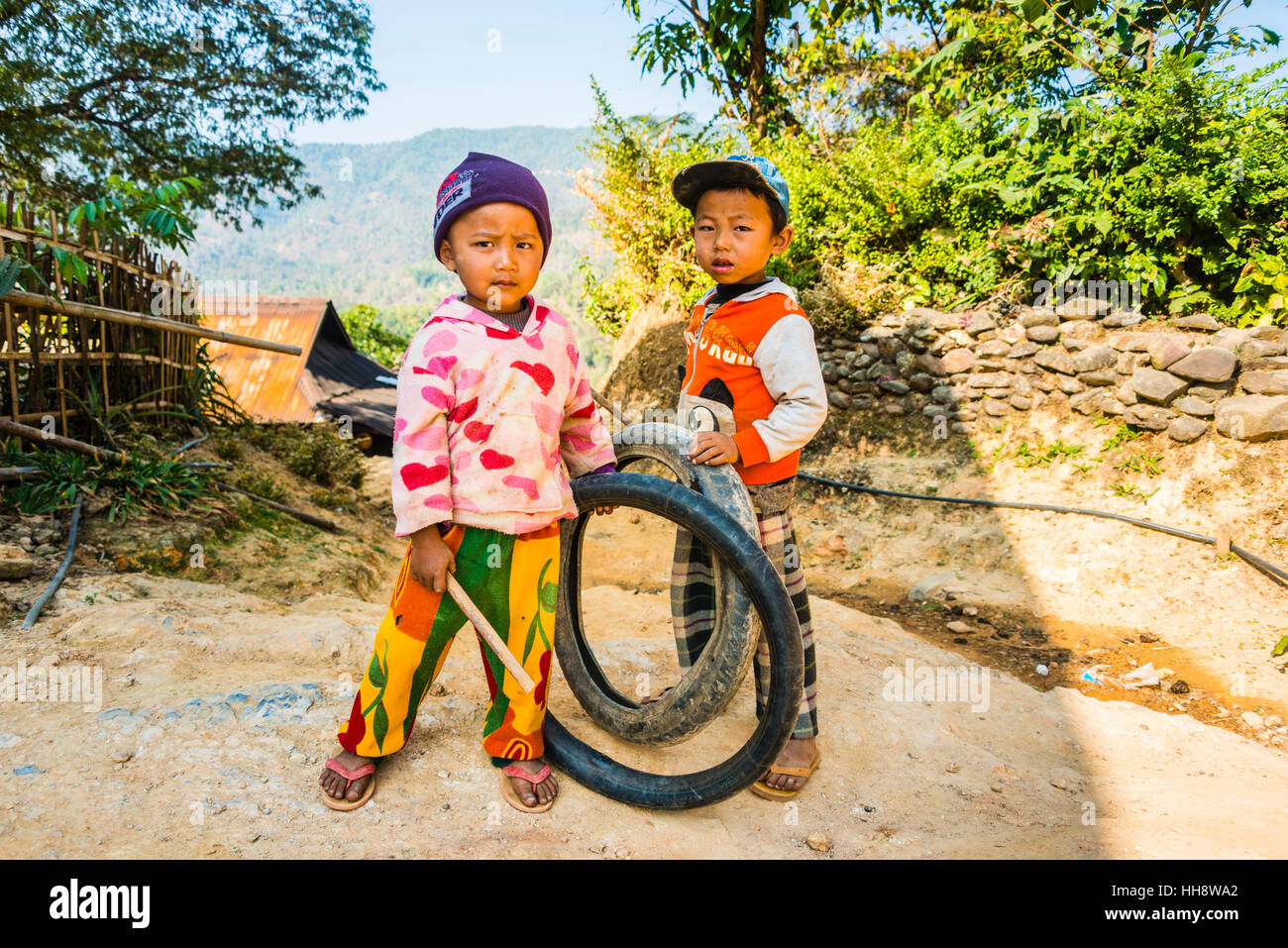 Due ragazzini con pneumatici come giocattoli, Palaung hilltribe, Palaung Village di Kyaukme, Stato Shan, Myanmar Foto Stock