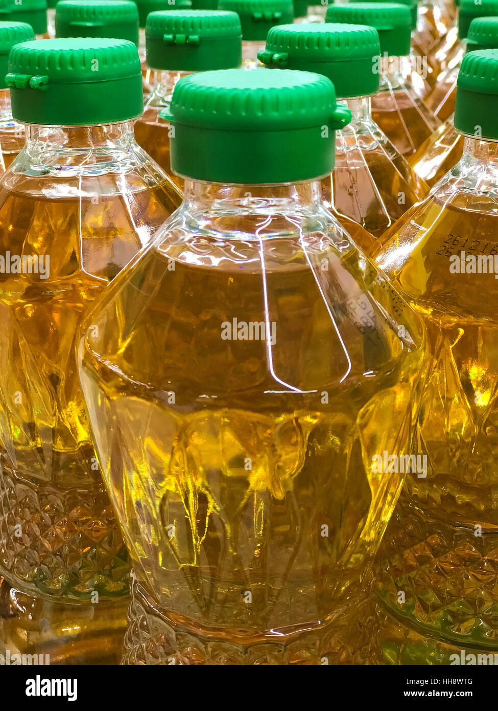 Chiuso fino pila di bottiglie di olio di palma nel mercato Foto Stock
