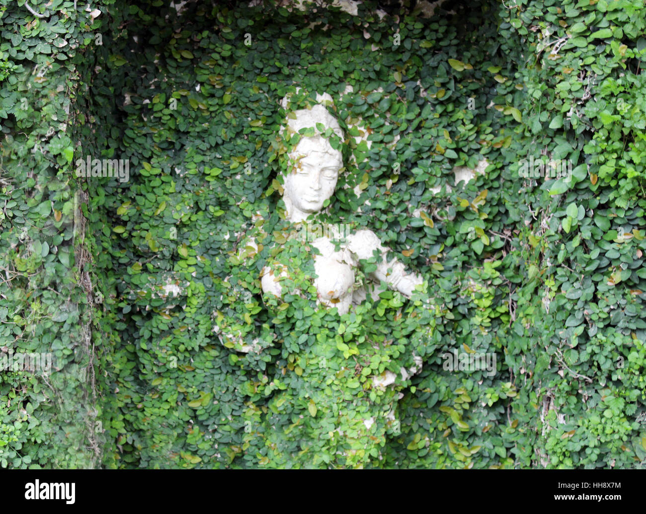 Statua di donna coperto con foglie Foto Stock
