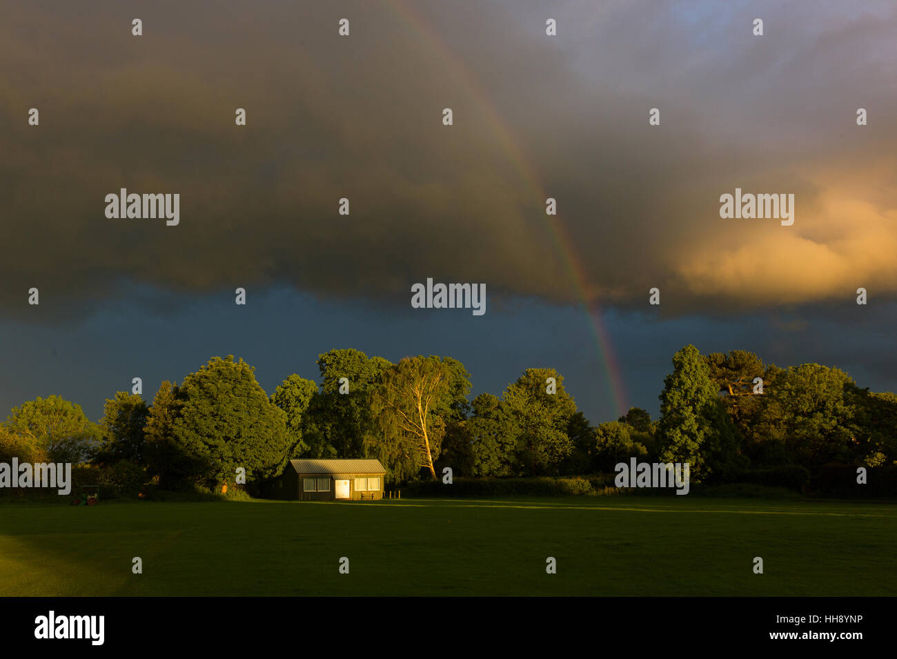 Rainbow su Rostherne village Cricket Club Foto Stock