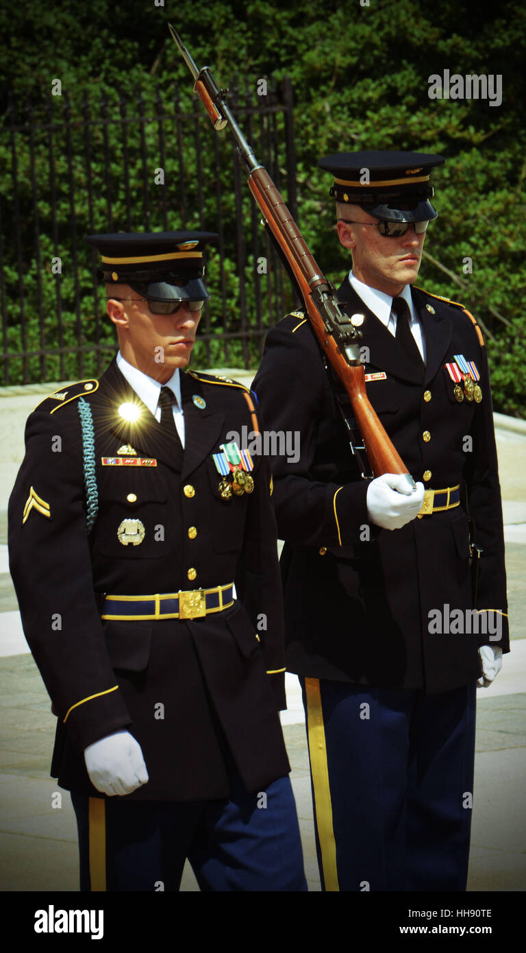 Tomba di sentinelle di guardia durante la cerimonia del cambio della guardia presso la tomba del milite ignoto presso il Cimitero di Arlington, Washington. Foto Stock