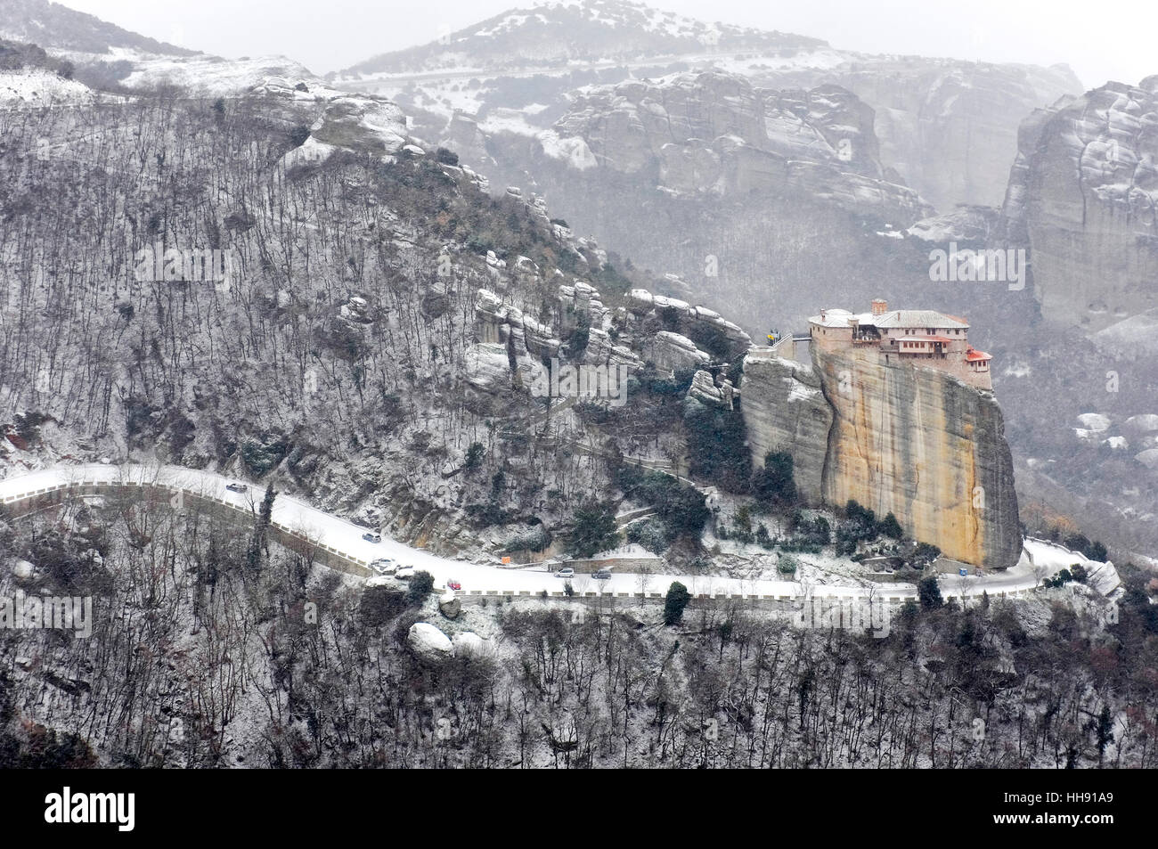 Il Santo Monastero di Rousanou sotto la neve , Meteora, Kalabaka, Grecia Foto Stock