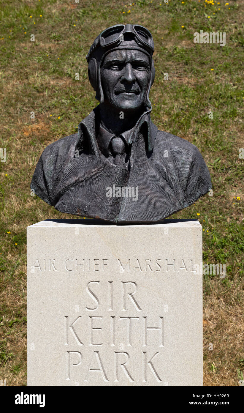 Un busto commemorativo di Sir Keith Park, alla Battaglia di Bretagna Memorial, Capel-le -ferne, Kent. Foto Stock