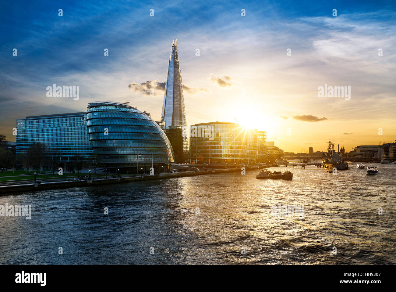 Nuovo Municipio di Londra al tramonto, Vista panoramica dal Tamigi Foto Stock