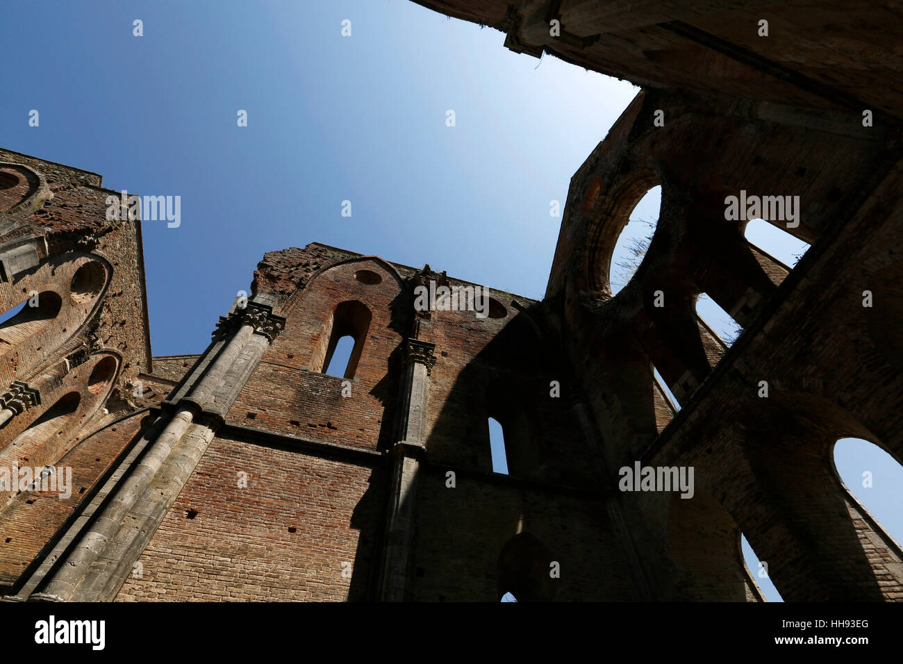 CHIUSDINO, Italia, Luglio 26, 2016: vista interna del gotico Abbazia di San Galgano sulla luglio 26, 2016 a Chiusdino, Siena, Toscana, Italia. Foto Stock