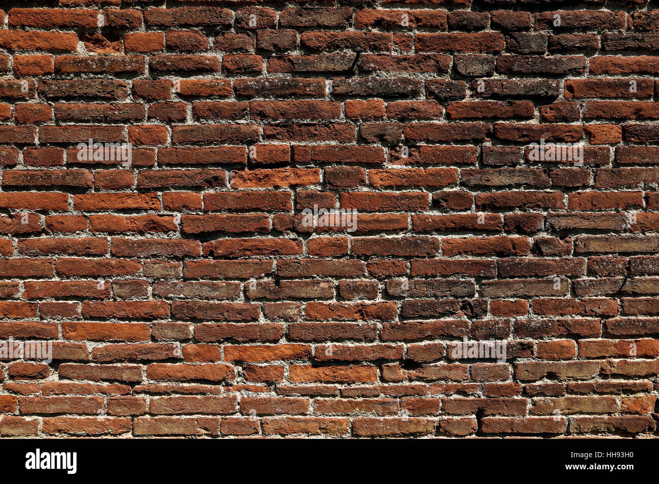 Parete rossa realizzata in mattoni antichi. Foto Stock