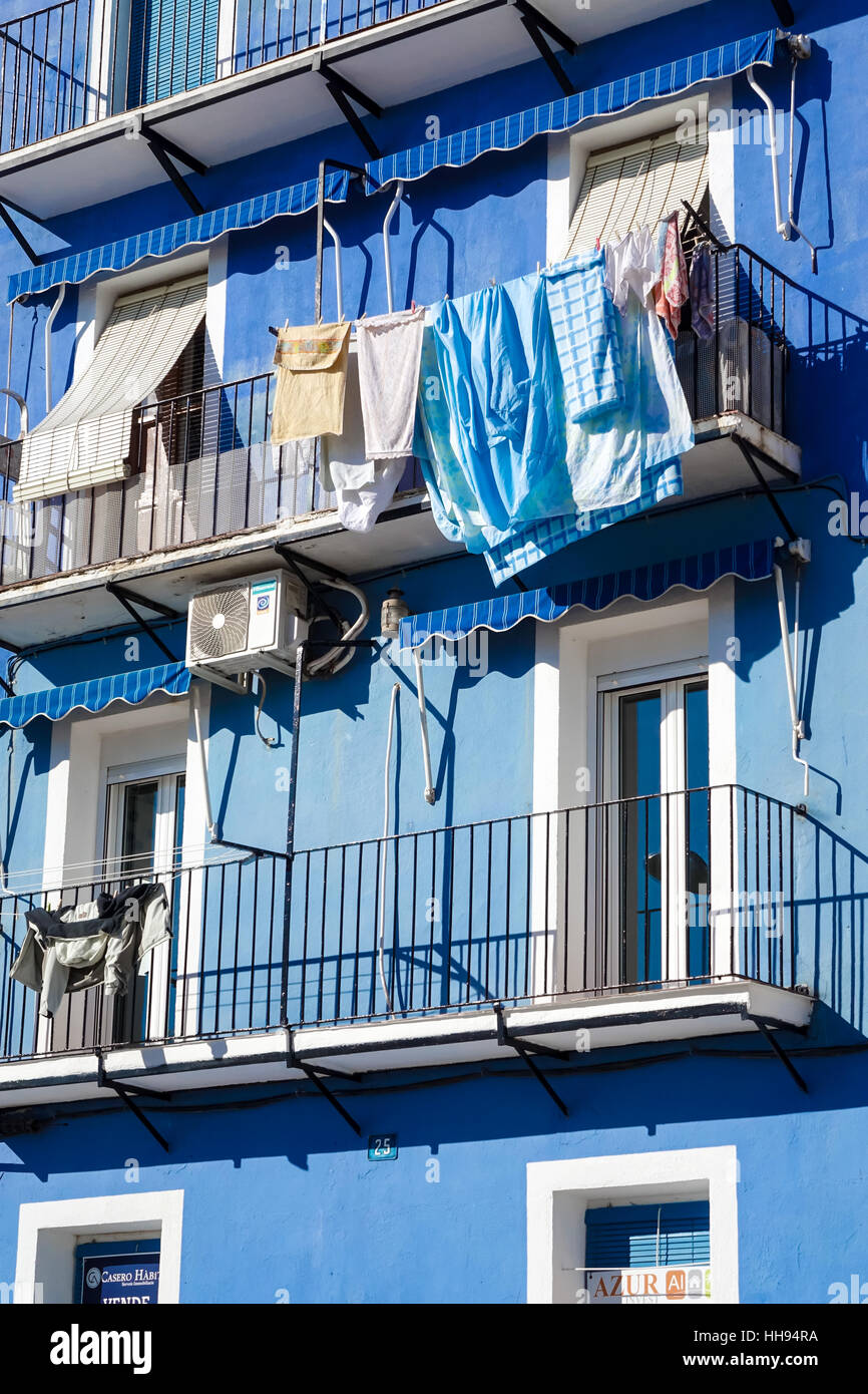 Il lavaggio appesi da un balcone di un pastello blu blocco di appartamenti Benidorm, Provincia di Alicante, Spagna Foto Stock