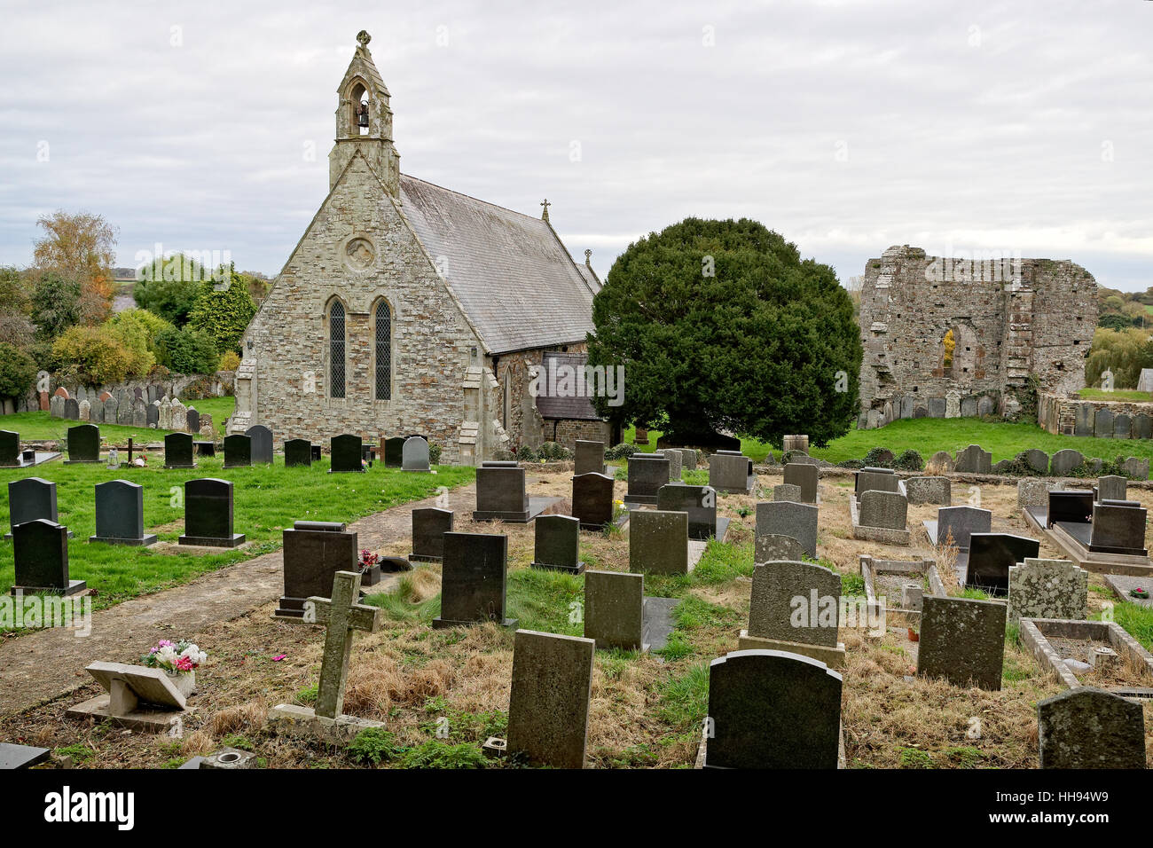 Chiesa di San Tommaso St Dogmaels Galles - Cimitero & 500 anni di Yew Tree Foto Stock