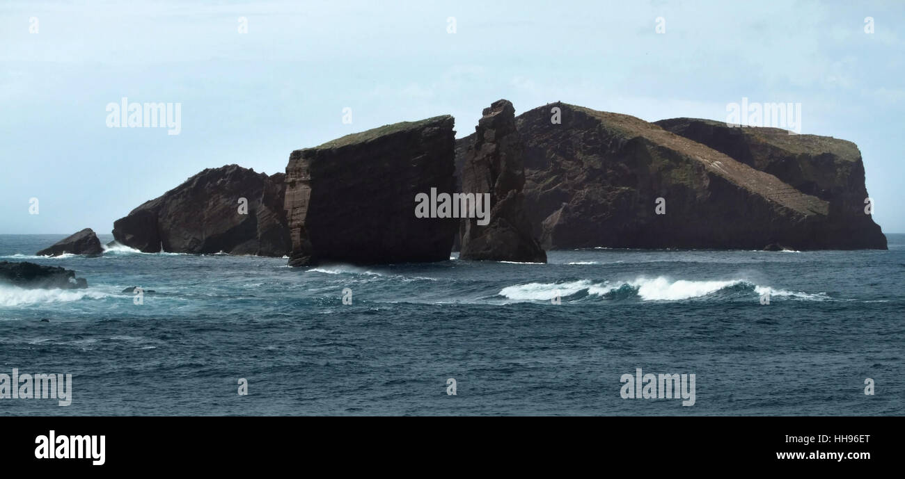 Rocky paesaggi costieri a Sao Miguel Island, la più grande isola dell'arcipelago delle Azzorre, un gruppo di isole di origine vulcanica situato nel mezzo del Nord Oceano Atlantico (Portogallo) Foto Stock