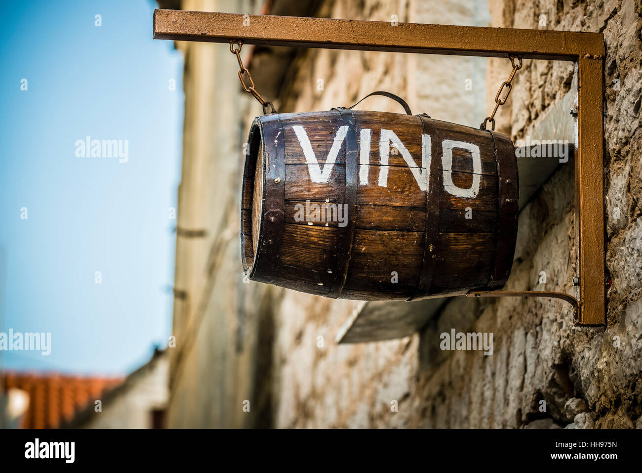 Botte di vino hangging sulla parete per la decorazione Foto Stock