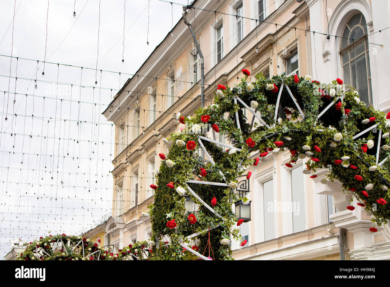 Vista della decorazione per strada con le luci su strada Kamergerskiy con fiori rossi e bianchi nel centro della città di Mosca per Natale e Capodanno. Hist Foto Stock