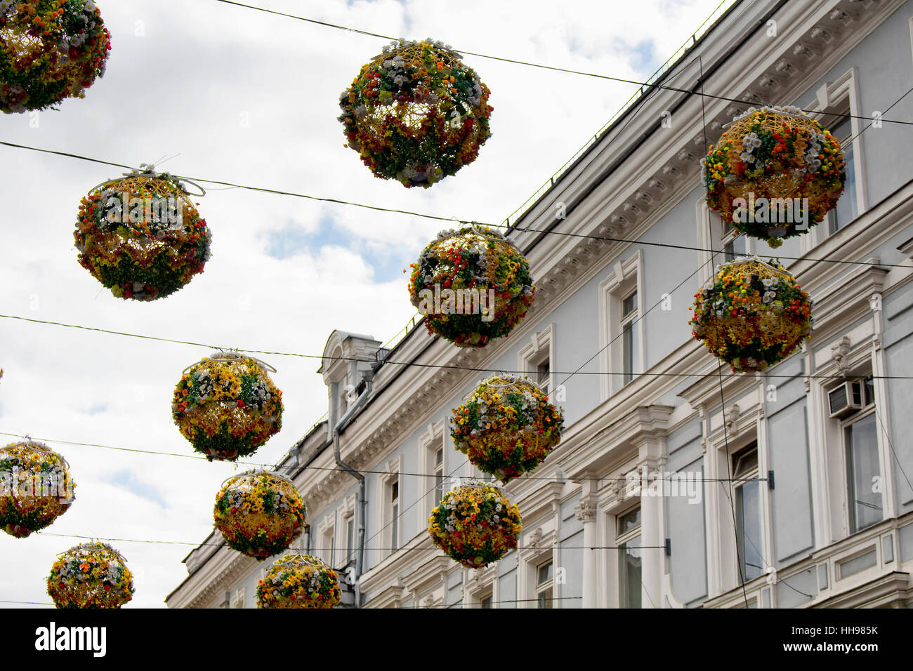 Vista della decorazione per strada con le luci su strada Kamergerskiy fatta con fiori colorati nel centro della città di Mosca per Natale e Capodanno. Il suo Foto Stock