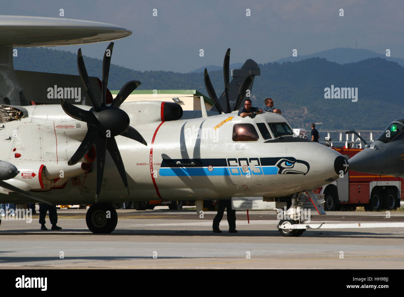 Us Navy e-2c hawkeye da VAW-136 a 100 anni-aeronavale su airshow hyeres airbase. Foto Stock