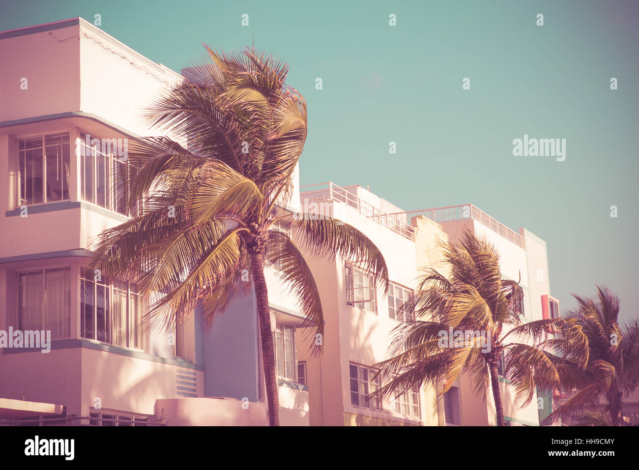 In stile vintage immagine di Palm tree e di architettura Art Deco di South Beach Miami Florida con tono retrò Foto Stock