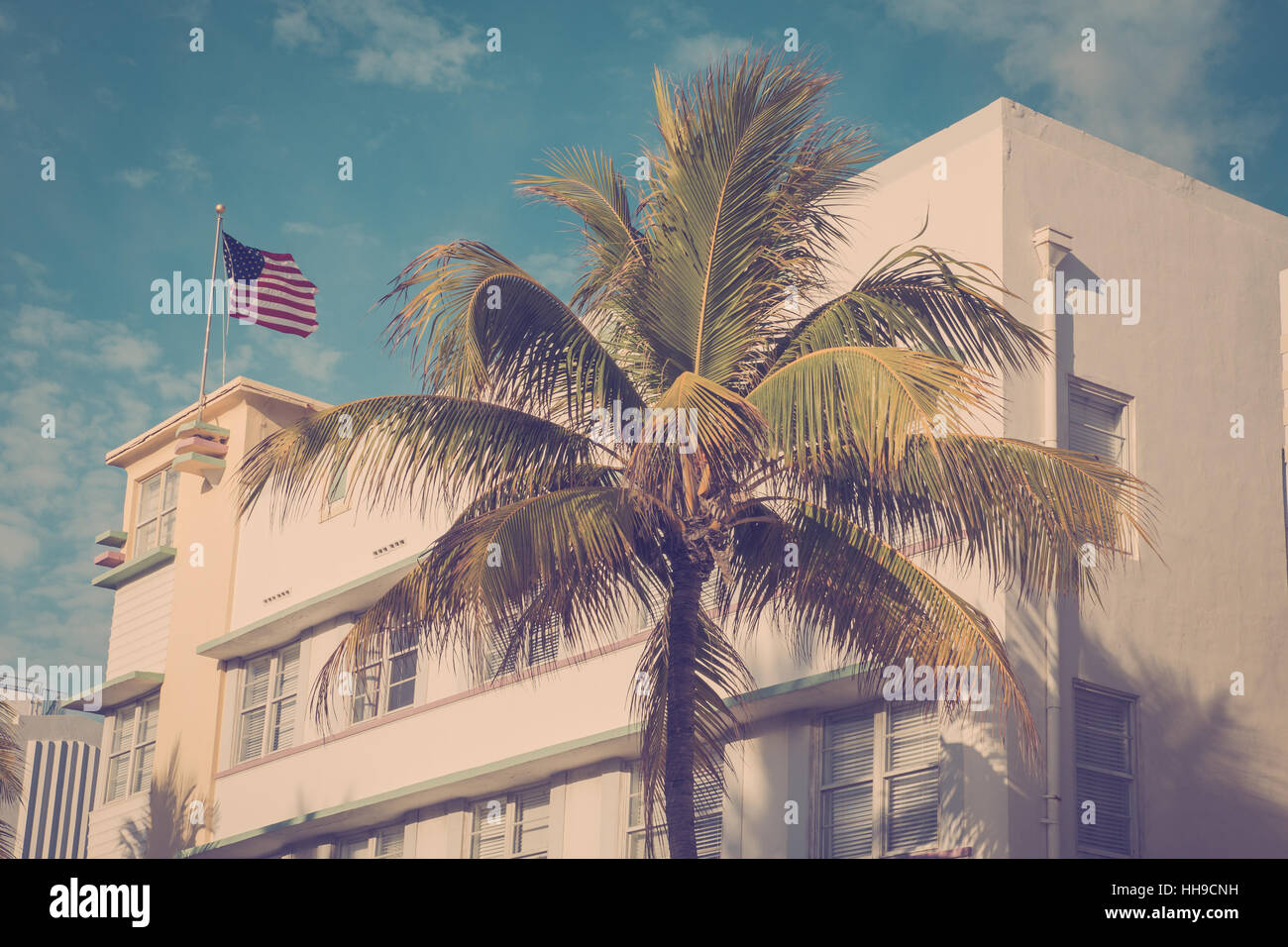 In stile vintage immagine di Palm tree e di architettura Art Deco di South Beach Miami Florida con tono retrò Foto Stock