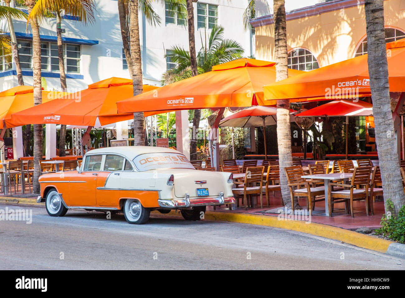 Vista lungo la famosa vacanza e località turistica sulla Ocean Drive nel Quartiere Art Deco di South Beach e a Miami in una giornata di sole Foto Stock