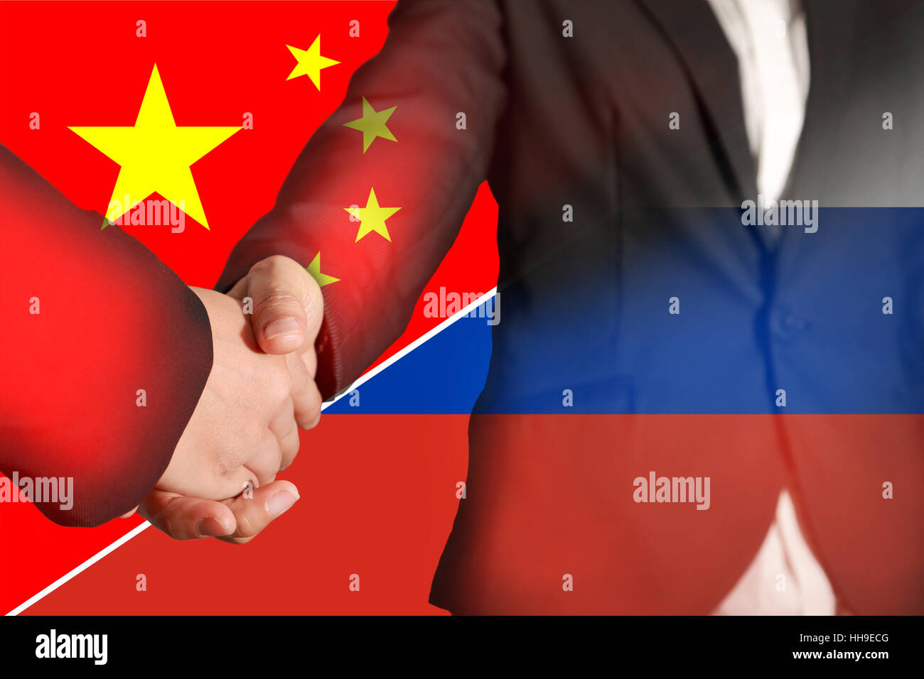 Doppia esposizione di handshake sulla bandiera della Cina e della Russia Foto Stock