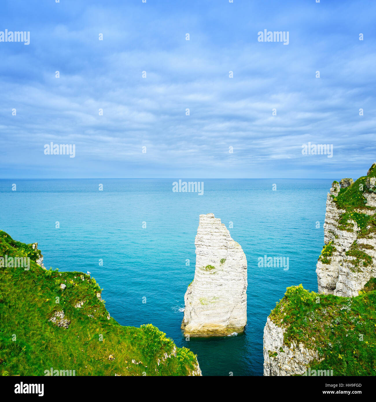 Etretat Aval scogliera di roccia e il punto di riferimento azzurro Oceano. Vista aerea. La Normandia, Francia, Europa. Foto Stock