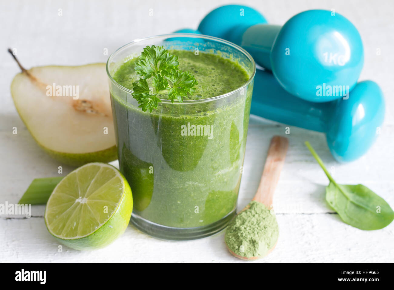 Frullato di verde e manubri salute Dieta concetto di stile di vita Foto Stock