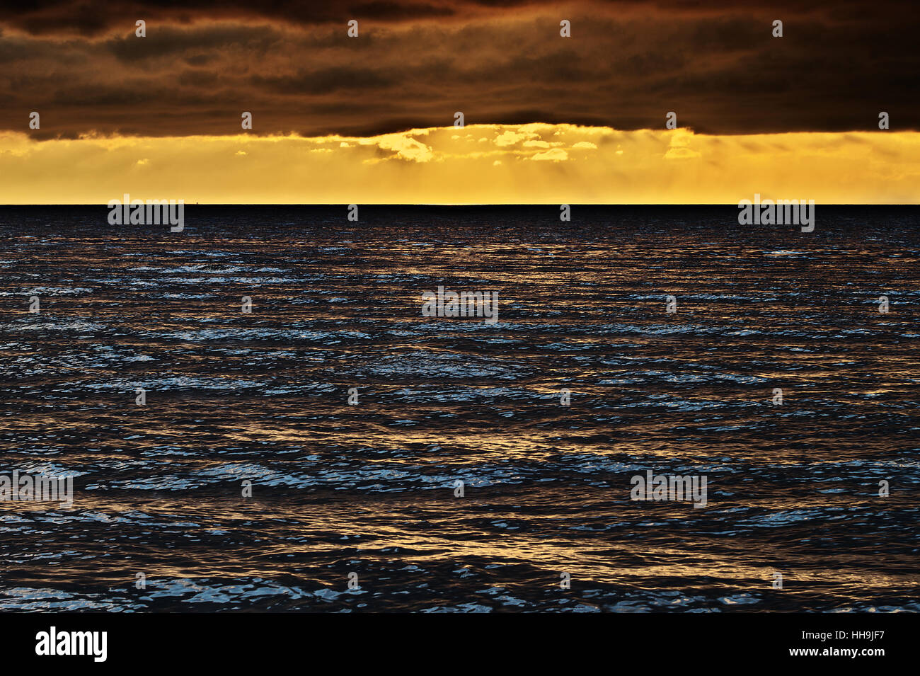 Seascape al tramonto con splendide nimbostratus formazione delle nuvole in cielo sopra il Mar Baltico. Pomerania, Polonia. Foto Stock