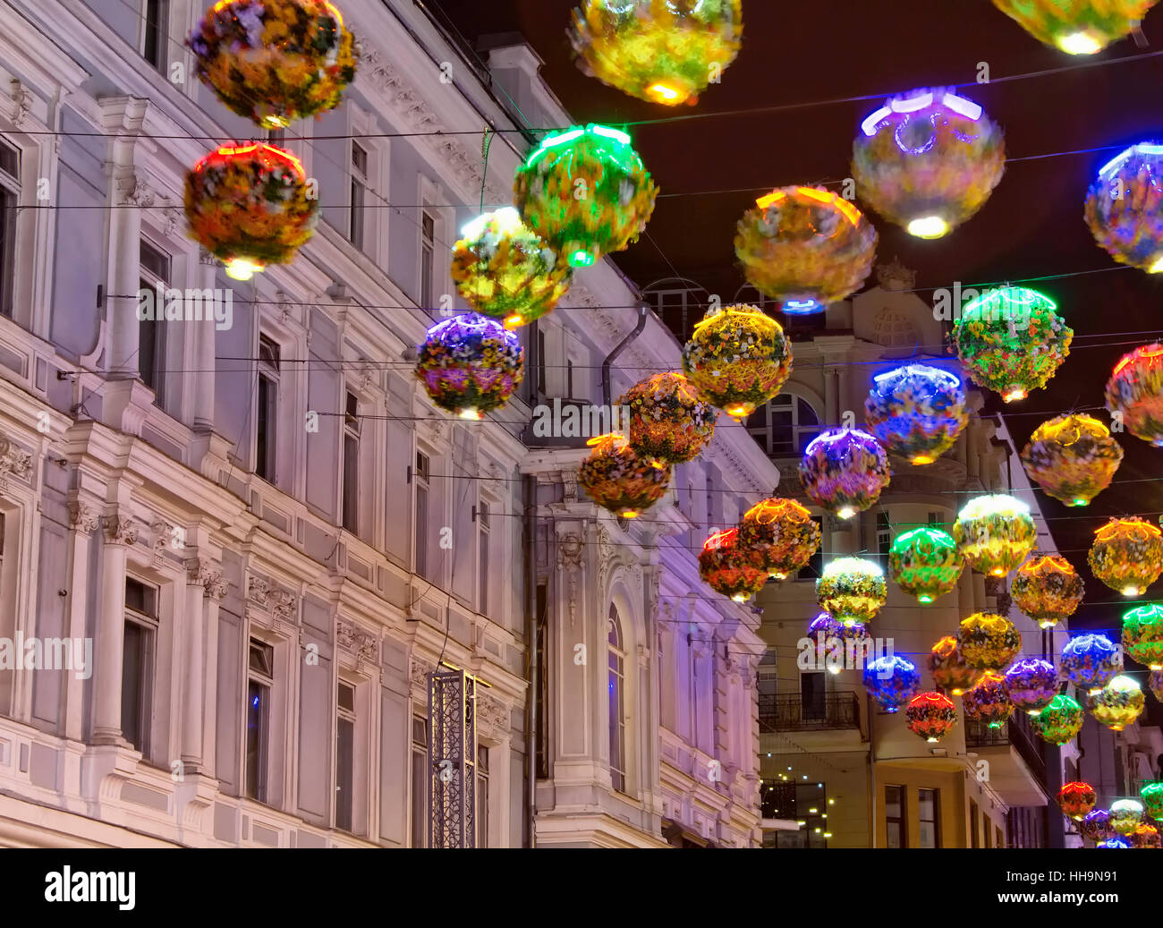 Vista della decorazione per strada con luci colorate realizzate con fiori nel centro della città di Mosca per Natale e Capodanno. Storico, antica russa bu Foto Stock