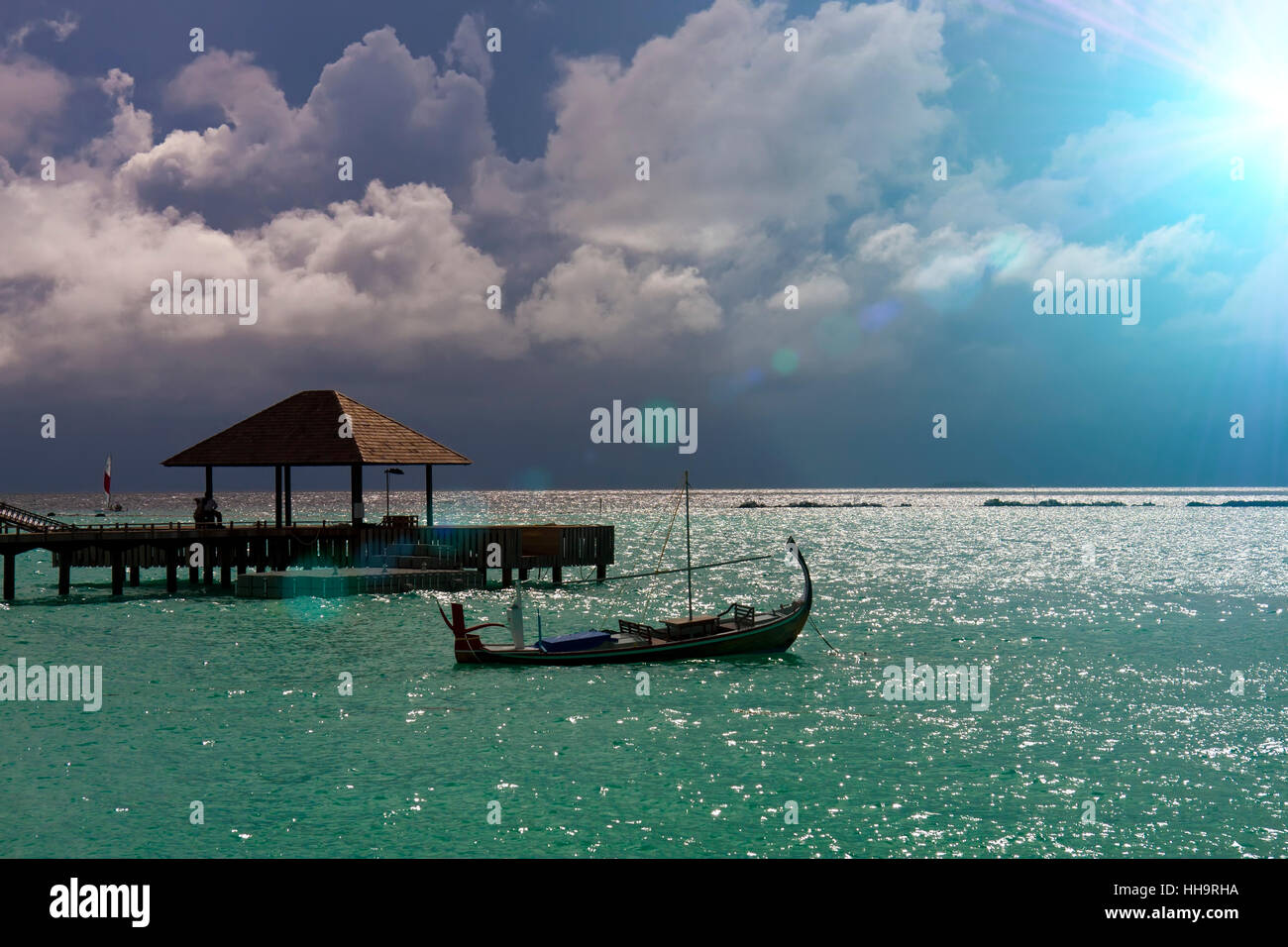 Mare e una silhouette in barca sull'acqua. Maldive. Foto Stock