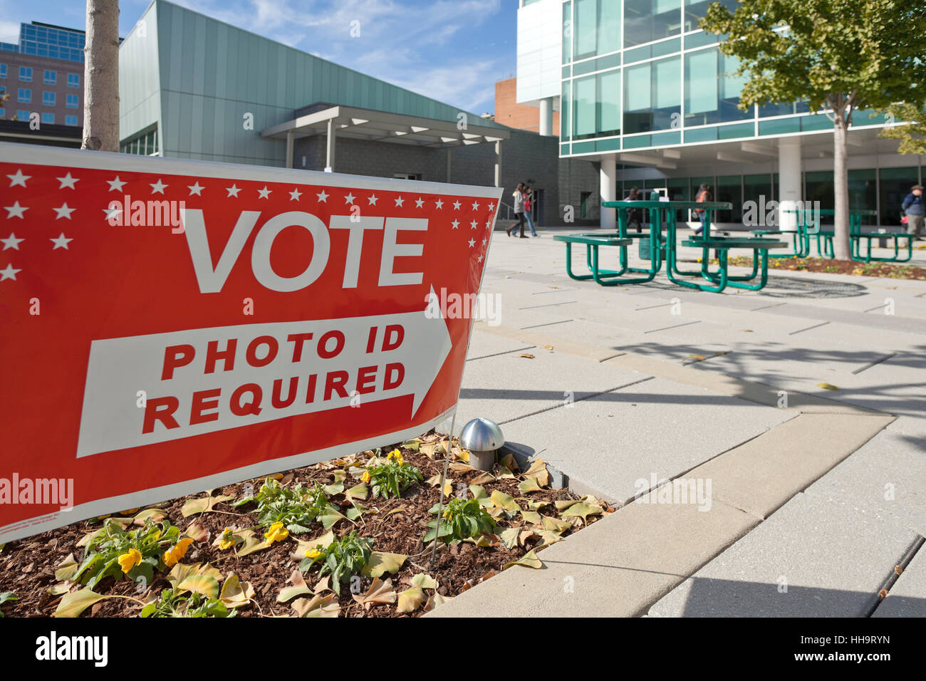 Luogo di voto segno con Photo ID di messaggio richiesto- Arlington, Virginia, Stati Uniti d'America Foto Stock