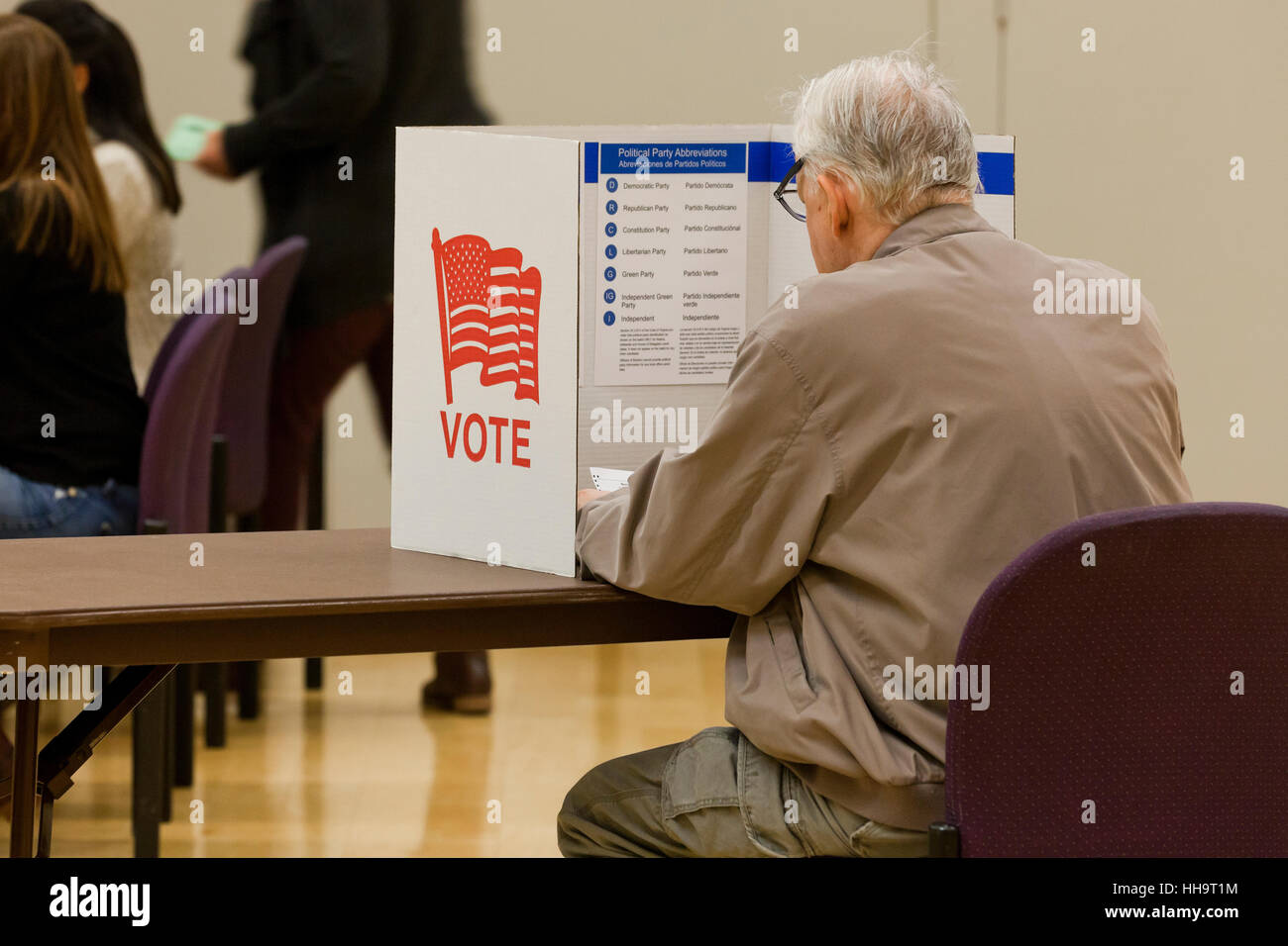 Senior uomo voto decisivo a urna durante 2016 elezioni generali - Arlington, Virginia, Stati Uniti d'America Foto Stock