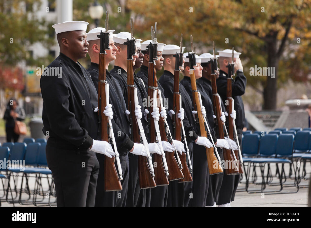 Navy cerimoniale marinai di guardia tutti gli onori cerimonia alla US Navy Memorial - Washington DC, Stati Uniti d'America Foto Stock
