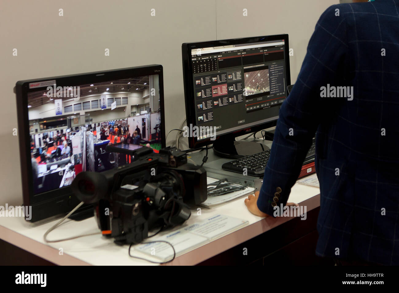 Workstation di computer che mostra un software di editing video sullo schermo - USA Foto Stock