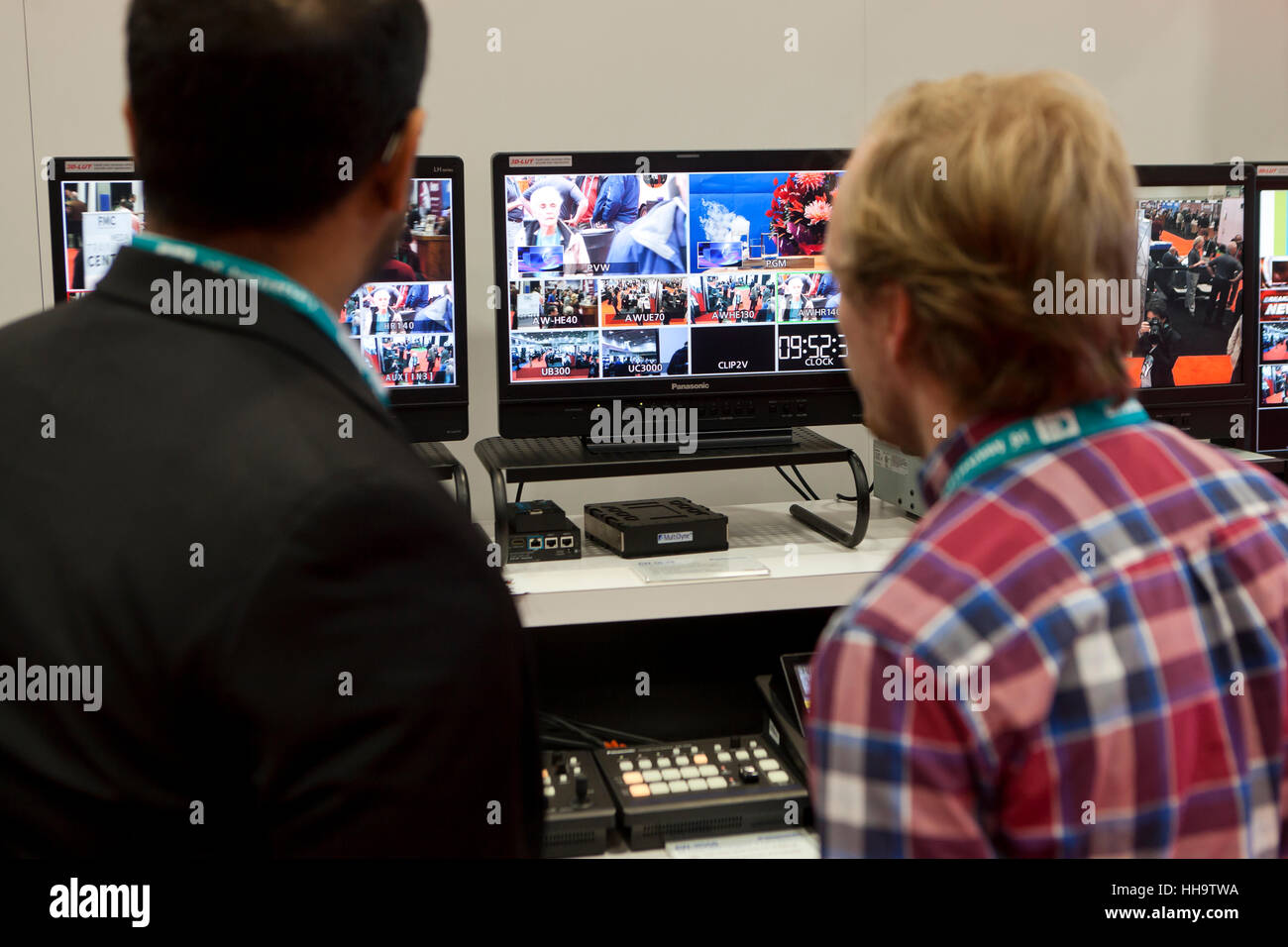 Ingegneri video davanti a schermi di Tech Expo - USA Foto Stock