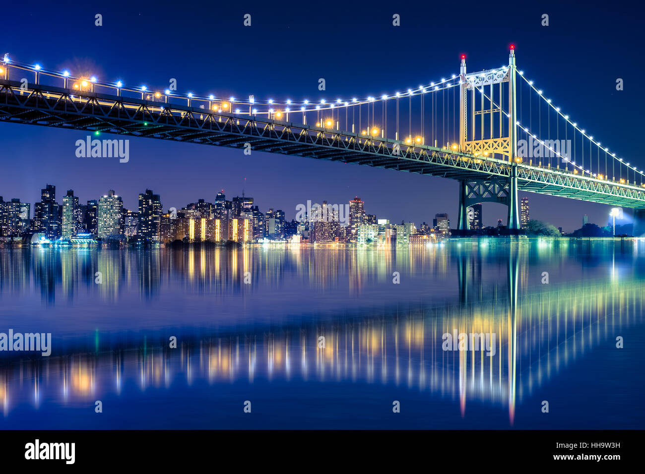 Bella vista notturna di New York City con luci di Robert F. Kennedy RFK aka Ponte Triborough Bridge Foto Stock