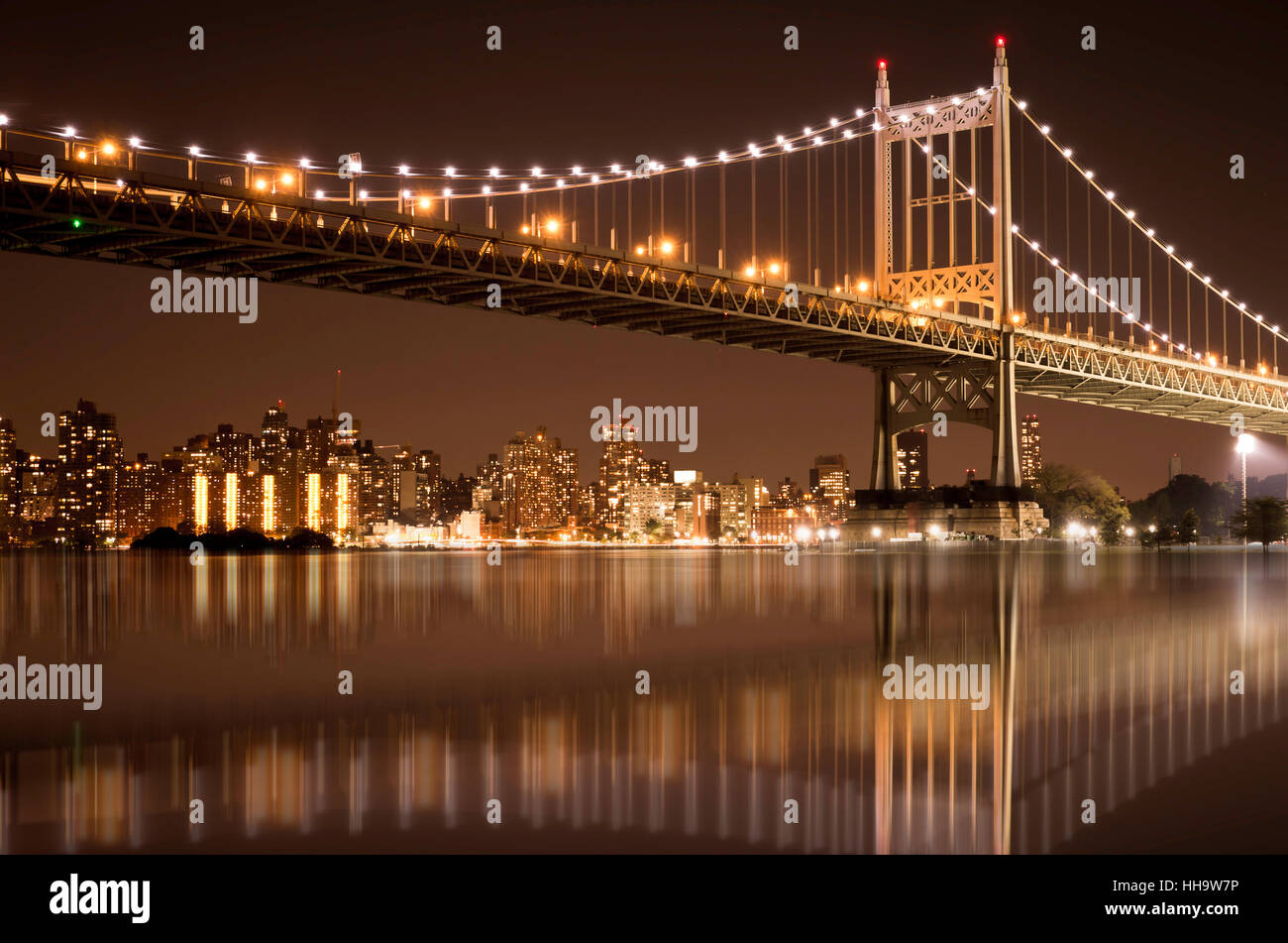 Bella vista notturna di New York City con luci di Robert F. Kennedy RFK aka Ponte Triborough Bridge Foto Stock