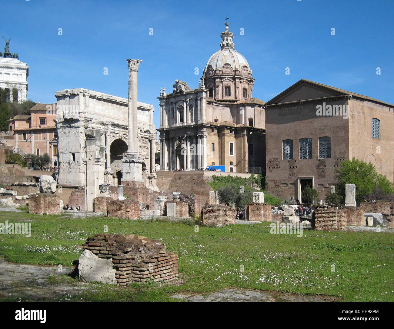 Forum Romanum in Roma (Italia) in un ambiente soleggiato Foto Stock