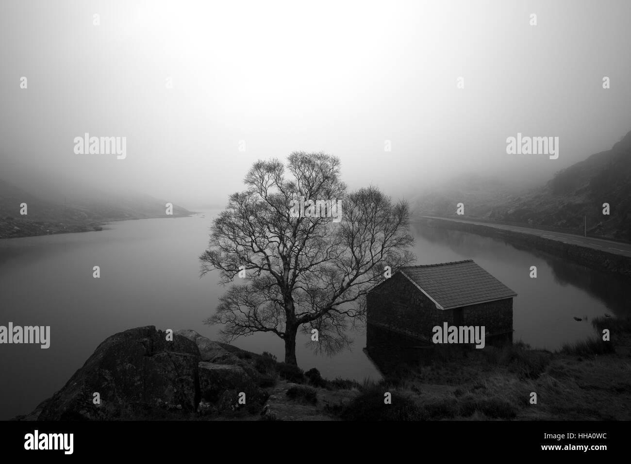 Misty boat house su un lago gallese Foto Stock