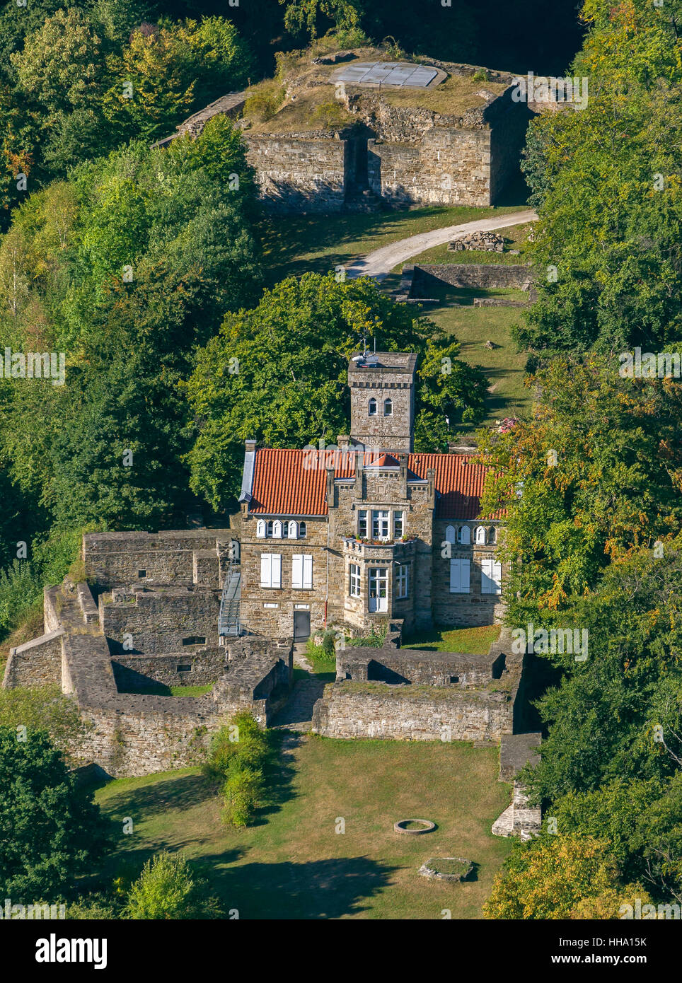 Vecchio Castello Isenburg sul Isenberg, Hattingen, la zona della Ruhr, Renania settentrionale-Vestfalia, Germania, Europa foto aerea Foto Stock