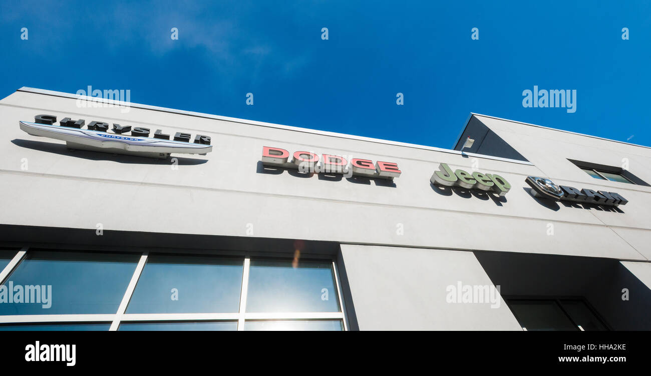 Un concessionario Chrysler di Manhattan a New York il giovedì, 12 gennaio 2017. Gli Stati Uniti Agenzia per la protezione ambientale ha asserito che segretamente installato software causerà la vettura per apparire più rispettosi dell'ambiente quando si passa attraverso il test delle emissioni pur consentendo un aumento delle emissioni durante la normale giorno per giorno la guida. Fiat Chrysler stock è sceso di oltre 15 per cento prima che la negoziazione è stata sospesa. (© Richard B. Levine) Foto Stock Un concessionario Chrysler di Manhattan a New York il giovedì, 12 gennaio 2017. Gli Stati Uniti Agenzia per la protezione ambientale ha asserito che segretamente installato software causerà la vettura per apparire più rispettosi dell'ambiente quando si passa attraverso il test delle emissioni pur consentendo un aumento delle emissioni durante la normale giorno per giorno la guida. Fiat Chrysler stock è sceso di oltre 15 per cento prima che la negoziazione è stata sospesa. (© Richard B. Levine) Foto Stock