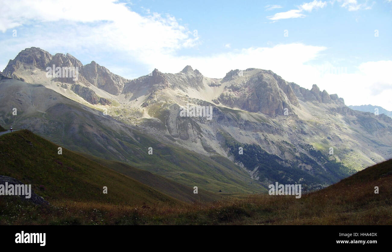 Il paesaggio alpino con la valle e le montagne nelle Alpi francesi Foto Stock
