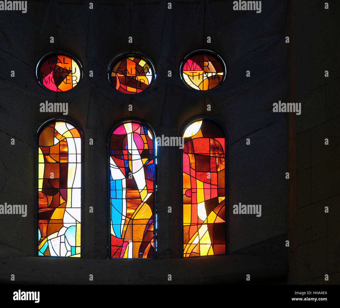 Illuminate le finestre all'interno della 'Tempio Espiatorio della Sacra Famiglia' a Barcellona (Spagna) Foto Stock