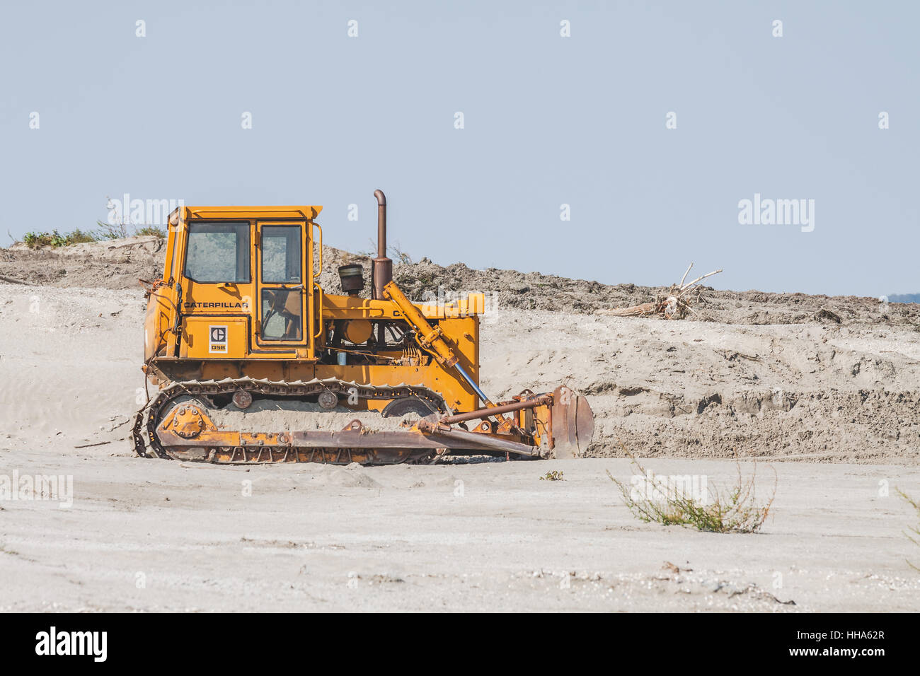 CATERPILLAR d5b trattore cingolato via bulldozer nella sabbia sulla spiaggia Foto Stock