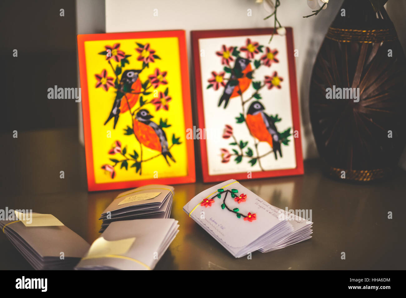 Quilling decorazioni per matrimoni, inviti e piccole cornici con gli  uccelli Foto stock - Alamy