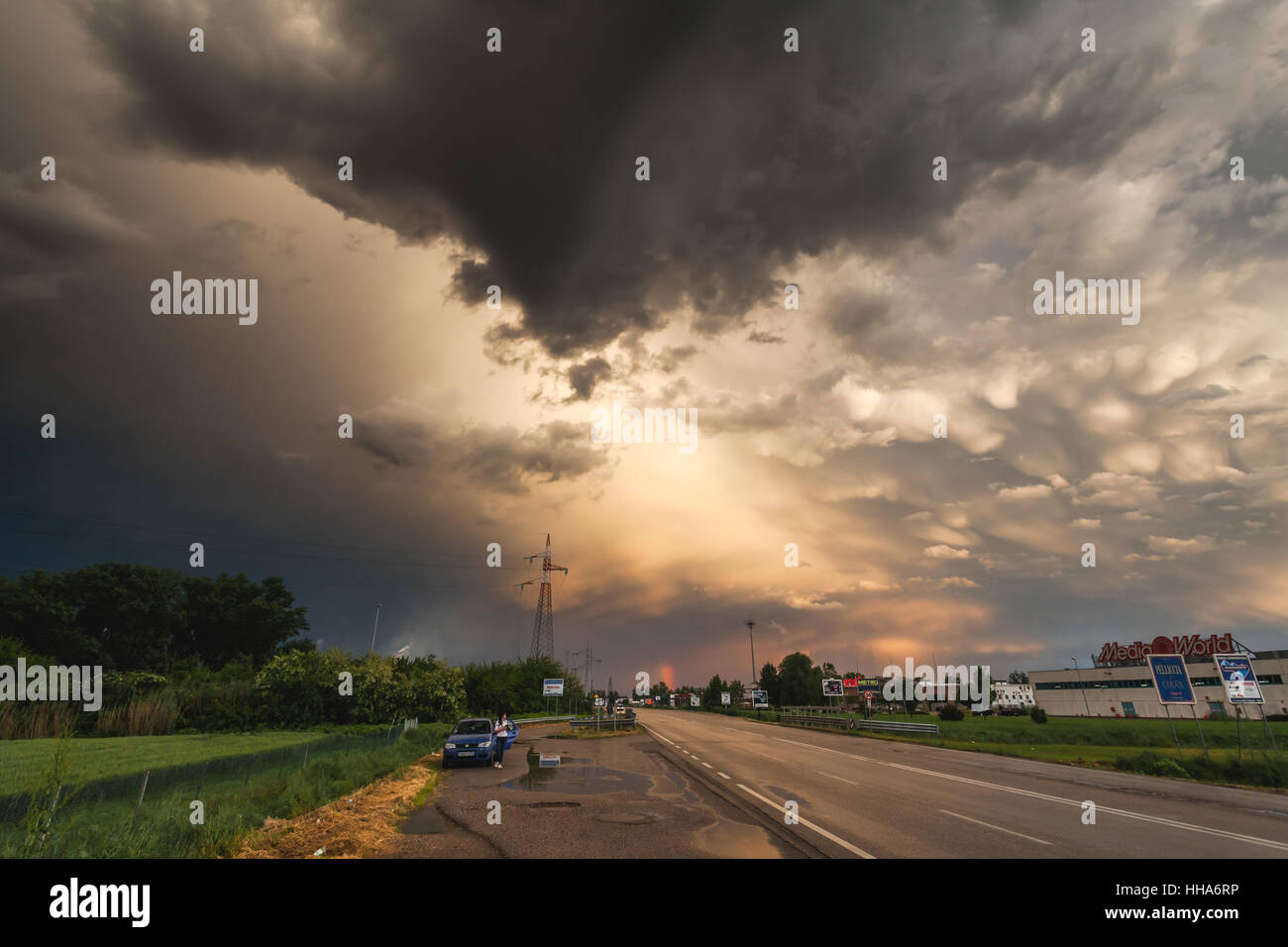 Strano nuvole drammatiche forme formata dopo una tempesta in Ferrara Italia Foto Stock