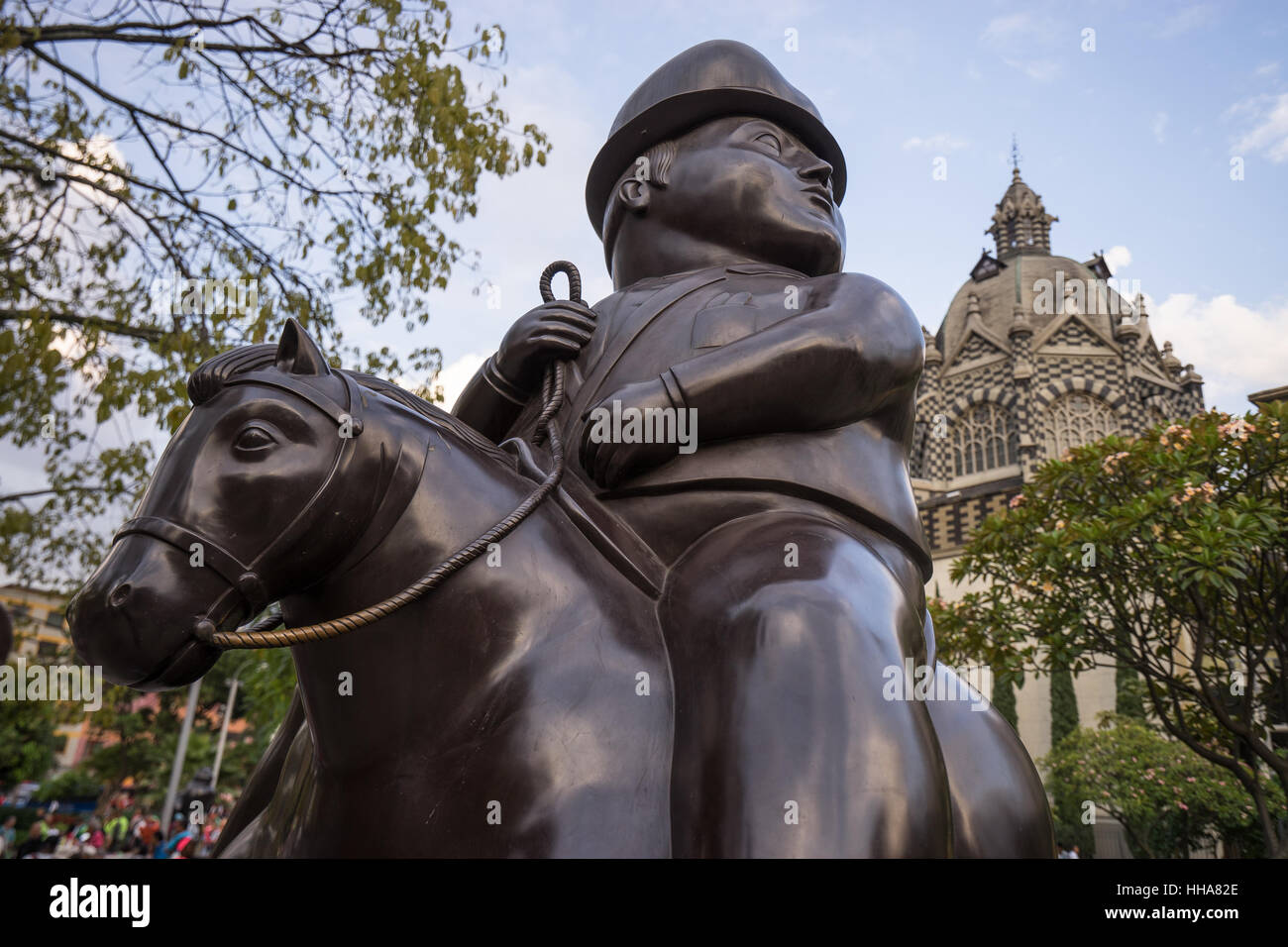 Oct 19,2016 Medellin, Colombia: statua surrealista di un uomo a cavallo donato da Botero alla sua città di nascita visualizzati pubblicamente Foto Stock