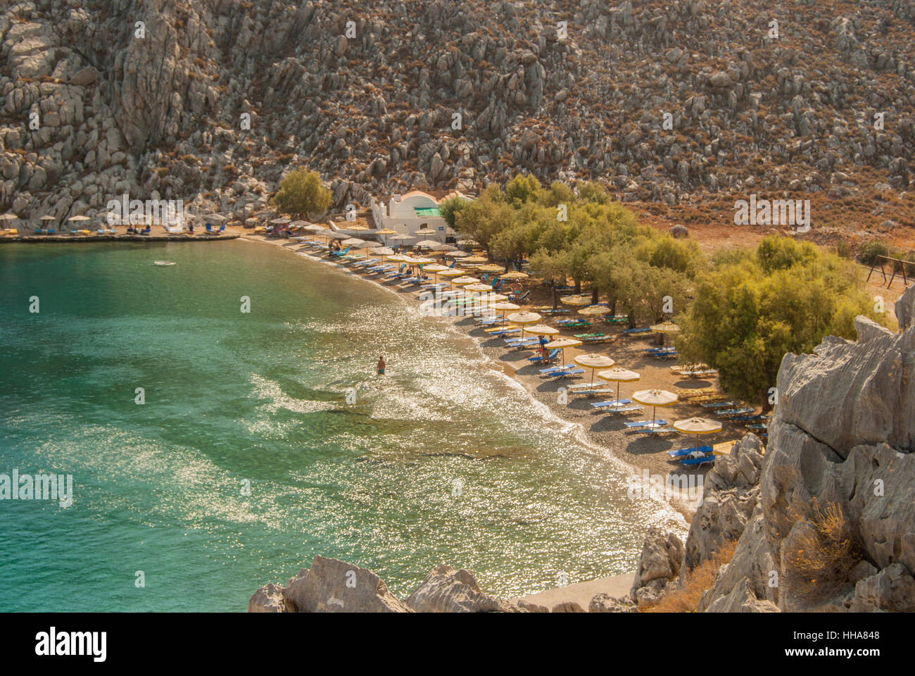 Guardando verso il basso sulla Saint Nicholas bay sull'isola greca di Symi. Foto Stock